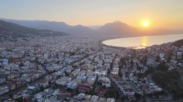 Alanya, Turquía - una ciudad turística en la orilla del mar. Vista aérea — Vídeos de Stock