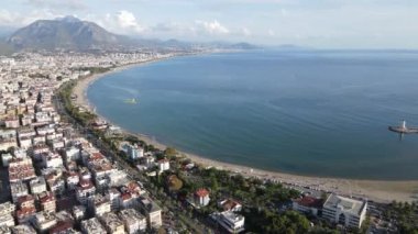 Alanya, Türkiye - deniz kıyısında bir tatil köyü. Hava görünümü