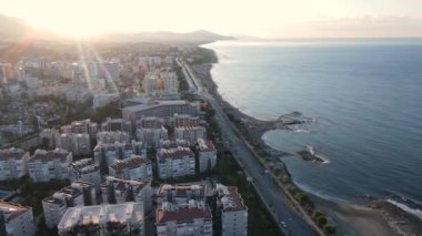 Alanya, Türkiye - deniz kıyısında bir tatil köyü. Hava görünümü
