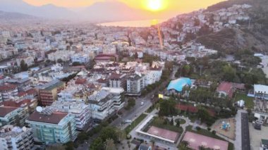 Alanya, Türkiye - deniz kıyısında bir tatil köyü. Hava görünümü