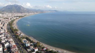 Alanya, Türkiye - deniz kıyısında bir tatil köyü. Hava görünümü