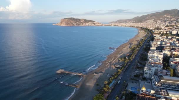 Alanya, Türkiye - deniz kıyısında bir tatil köyü. Hava görünümü — Stok video