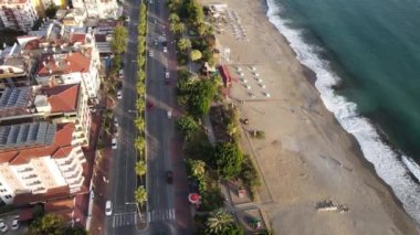 Alanya, Türkiye - deniz kıyısında bir tatil köyü. Hava görünümü