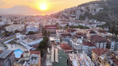 Alanya, Türkiye - deniz kıyısında bir tatil köyü. Hava görünümü