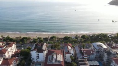 Alanya, Türkiye - deniz kıyısında bir tatil köyü. Hava görünümü