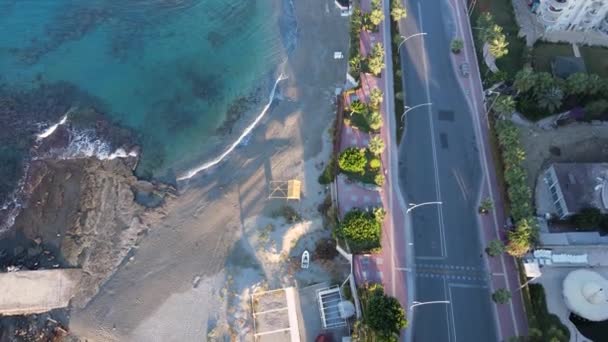 Alanya, Türkiye - deniz kıyısında bir tatil köyü. Hava görünümü — Stok video