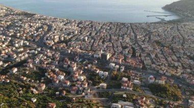 Alanya, Türkiye - deniz kıyısında bir tatil köyü. Hava görünümü