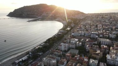 Alanya, Türkiye - deniz kıyısında bir tatil köyü. Hava görünümü