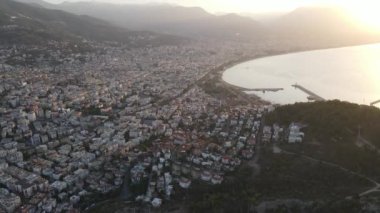 Alanya, Türkiye - deniz kıyısında bir tatil köyü. Hava görünümü