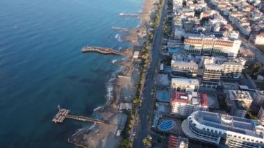 Alanya, Türkiye - deniz kıyısında bir tatil köyü. Hava görünümü