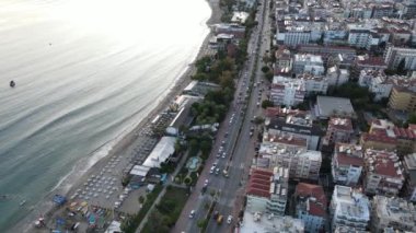 Alanya, Türkiye - deniz kıyısında bir tatil köyü. Hava görünümü