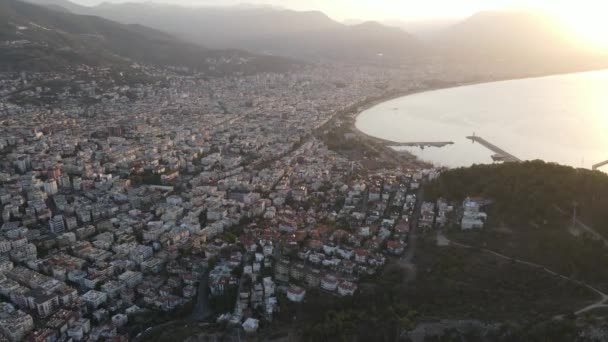 Alanya, Türkiye - deniz kıyısında bir tatil köyü. Hava görünümü — Stok video