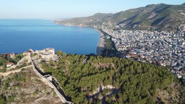 Alanya, Türkiye - deniz kıyısında bir tatil köyü. Hava görünümü — Stok video