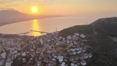 Alanya, Türkiye - deniz kıyısında bir tatil köyü. Hava görünümü