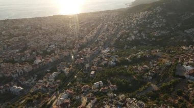 Alanya, Türkiye - deniz kıyısında bir tatil köyü. Hava görünümü