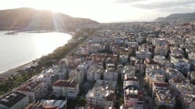 Alanya, Türkiye - deniz kıyısında bir tatil köyü. Hava görünümü