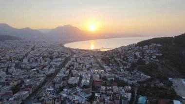 Alanya, Türkiye - deniz kıyısında bir tatil köyü. Hava görünümü