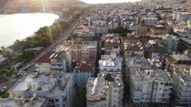 Alanya, Türkiye - deniz kıyısında bir tatil köyü. Hava görünümü