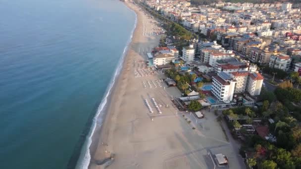 Alanya, Türkiye - deniz kıyısında bir tatil köyü. Hava görünümü — Stok video