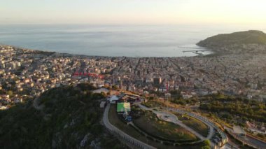 Alanya, Türkiye - deniz kıyısında bir tatil köyü. Hava görünümü