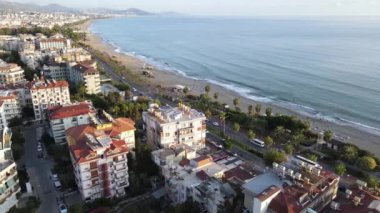 Alanya, Türkiye - deniz kıyısında bir tatil köyü. Hava görünümü