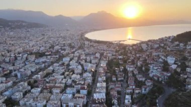 Alanya, Türkiye - deniz kıyısında bir tatil köyü. Hava görünümü