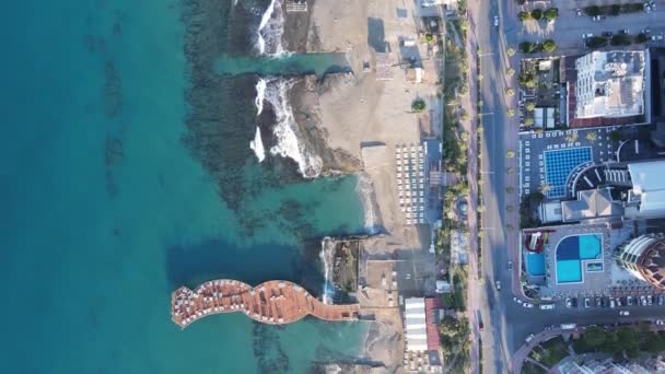 Alanya, Turquie - une ville balnéaire au bord de la mer. Vue aérienne — Video