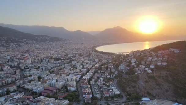 Alanya, Turquía - una ciudad turística en la orilla del mar. Vista aérea — Vídeos de Stock