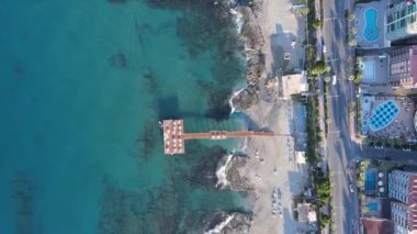 Alanya, Türkiye - deniz kıyısında bir tatil köyü. Hava görünümü