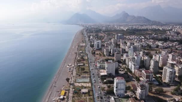 Antalya, Törökország - üdülőváros a tengerparton. Légi felvétel — Stock videók