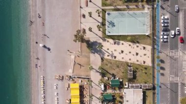 Sahilin deniz kenarındaki tatil köyünün havadan görünüşü. Türkiye