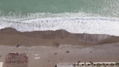 Sahilin deniz kenarındaki tatil köyünün havadan görünüşü. Türkiye