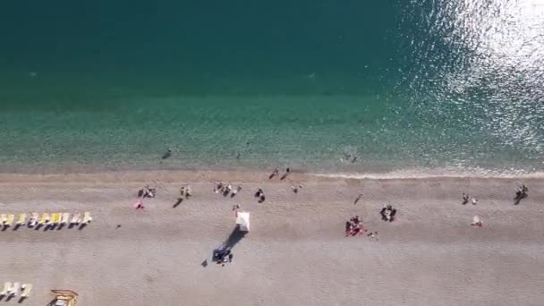 Vista aérea de la playa en la ciudad balnearia. Turquía — Vídeo de stock