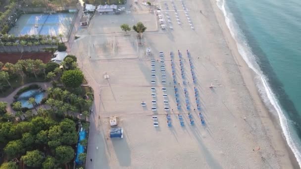 Sahilin deniz kenarındaki tatil köyünün havadan görünüşü. Türkiye — Stok video
