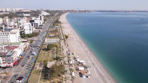 Widok z lotu ptaka na plażę w nadmorskim kurorcie. Turcja — Wideo stockowe