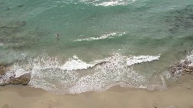 Sahilin deniz kenarındaki tatil köyünün havadan görünüşü. Türkiye