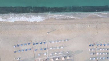 Sahilin deniz kenarındaki tatil köyünün havadan görünüşü. Türkiye