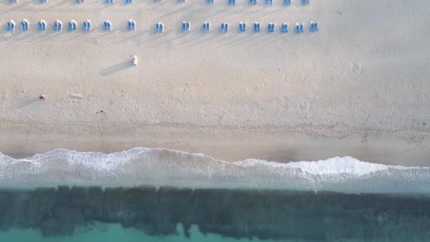 Vista aerea della spiaggia nella località balneare. Turchia — Video Stock