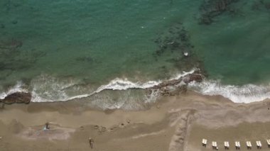 Sahilin deniz kenarındaki tatil köyünün havadan görünüşü. Türkiye