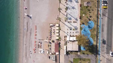 Sahilin deniz kenarındaki tatil köyünün havadan görünüşü. Türkiye