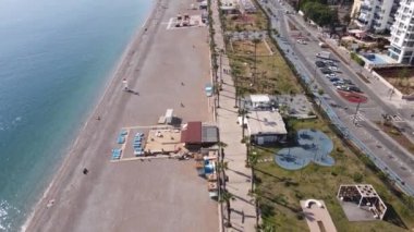 Sahilin deniz kenarındaki tatil köyünün havadan görünüşü. Türkiye