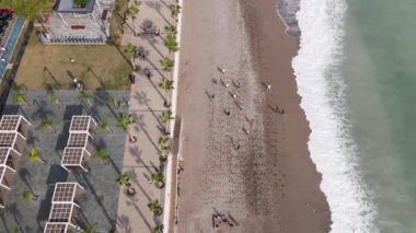 Sahilin deniz kenarındaki tatil köyünün havadan görünüşü. Türkiye