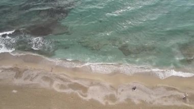 Sahilin deniz kenarındaki tatil köyünün havadan görünüşü. Türkiye