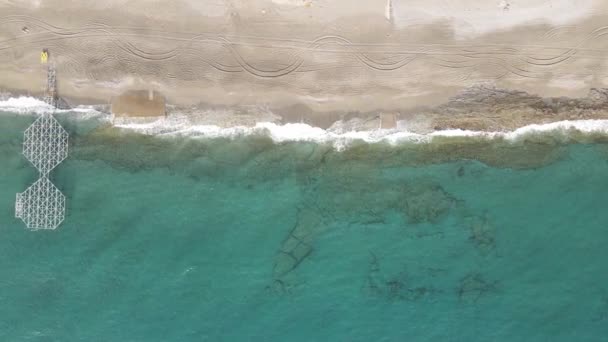 Uitzicht vanuit de lucht op het strand van de badplaats. Turkije — Stockvideo