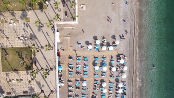 Légi kilátás a strandra a tengerparti üdülővárosban. Törökország — Stock videók