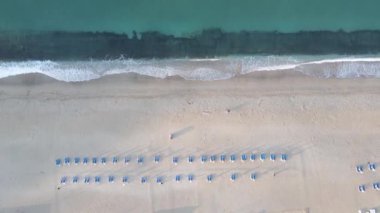 Sahilin deniz kenarındaki tatil köyünün havadan görünüşü. Türkiye