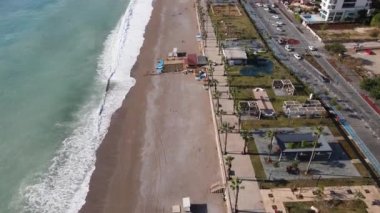 Sahilin deniz kenarındaki tatil köyünün havadan görünüşü. Türkiye
