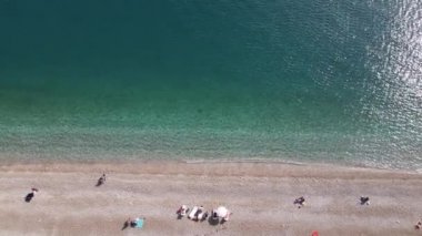 Sahilin deniz kenarındaki tatil köyünün havadan görünüşü. Türkiye