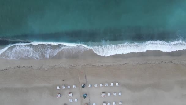 Вид с воздуха на пляж в приморском курортном городе. Турция — стоковое видео