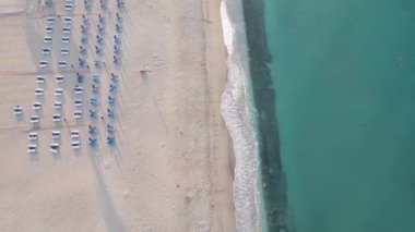 Sahilin deniz kenarındaki tatil köyünün havadan görünüşü. Türkiye